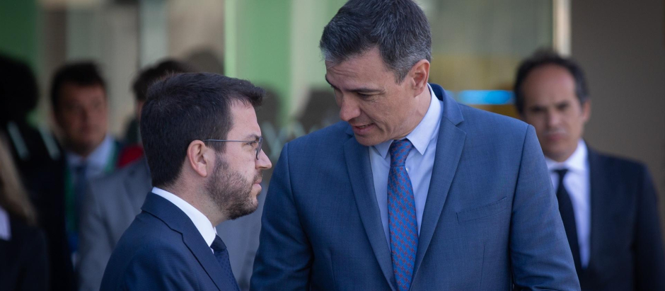 Pedro Sänchez y Pere Aragonès charlan durante la clausura de la XXXVII Reunió Cercle d’Economia.