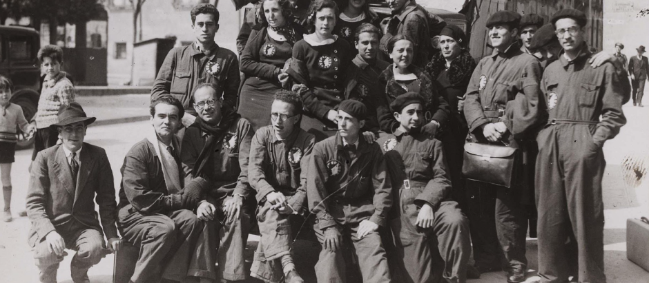 Miembros de La Barraca con Federico García Lorca (segundo por la izquierda, sentado)