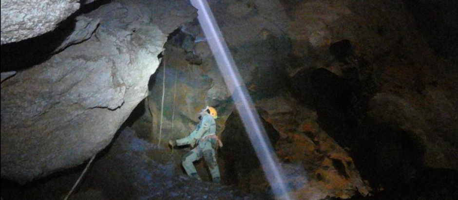 Un agende de la Guardia Civil en una cueva, en una imagen de archivo