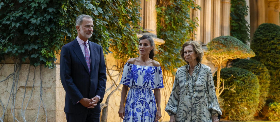 Felipe VI y doña Letizia, acompañados por la Reina Sofía, ofrecen la tradicional recepción en Marivent