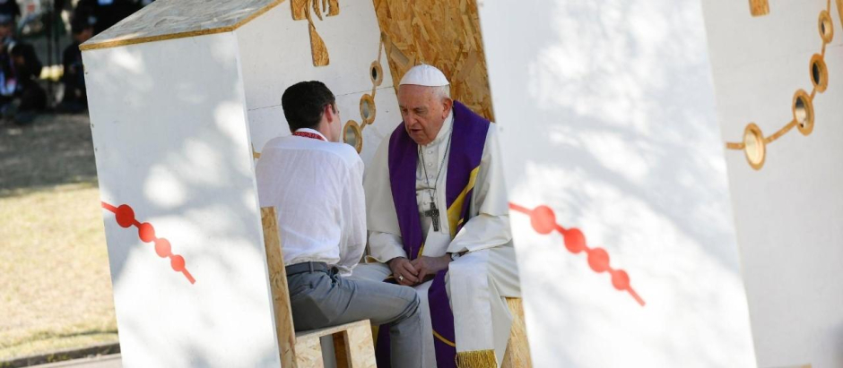 El Papa confiesa a un joven en la JMJ