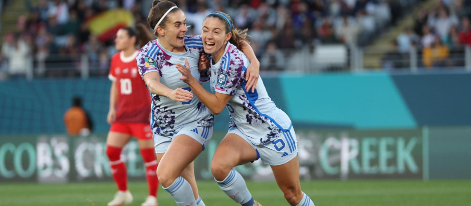 Aitana Bonmati y Teresa Abelleira celebran el primer gol de España