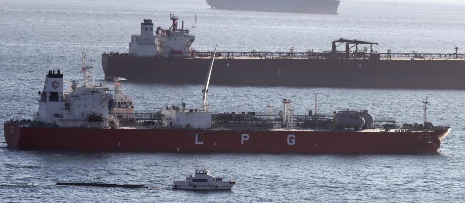 Uno de los buques implicados en el trasvase que provocó el vertido de esta semana en Gibraltar