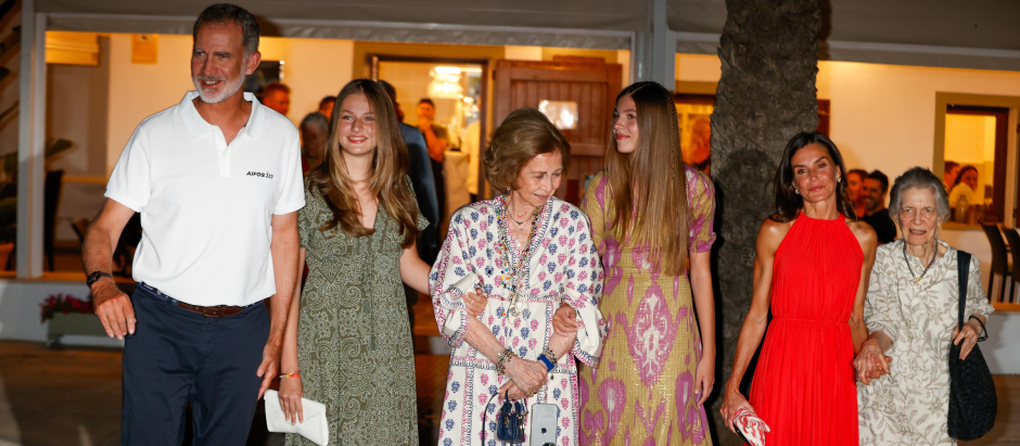 Los Reyes y sus hijas, junto a la Reina Sofía e Irene de Grecia, tras su cena de este sábado en Palma de Mallorca