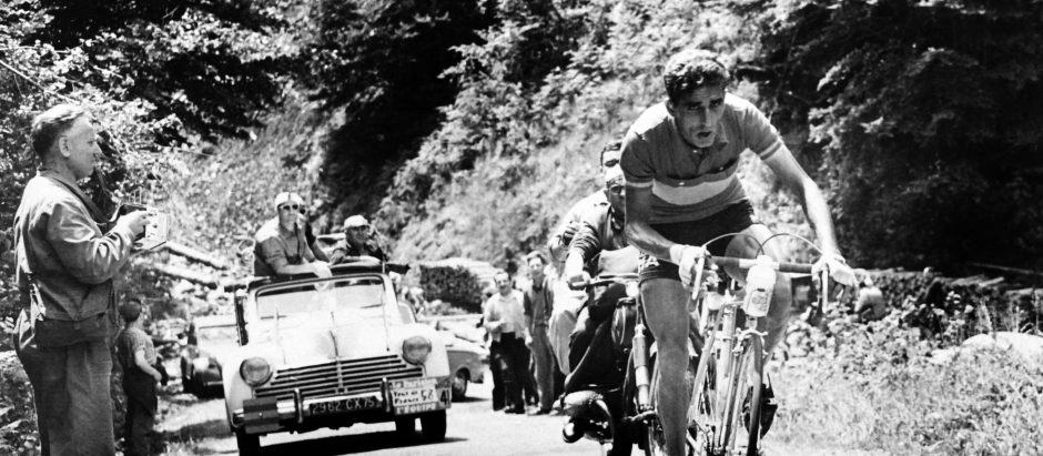 Bahamontes sube la colina durante la 15ª etapa del Tour de Francia, entre Lunchon y Toulouse, el 11 de julio de 1958