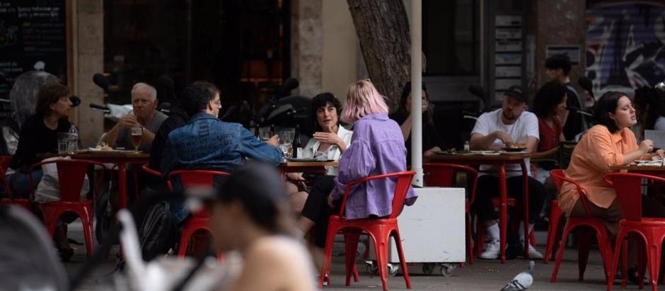 Varias personas sentadas en una terraza en Barcelona