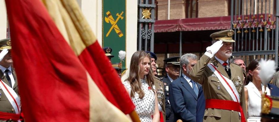 El Rey Felipe junto a la Princesa Leonor (i) durante la entrega de despachos a los nuevos oficiales del Ejército de Tierra en Zaragoza