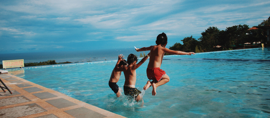 Poder celebrarlo en la piscina es una ventaja de cumplir años en verano