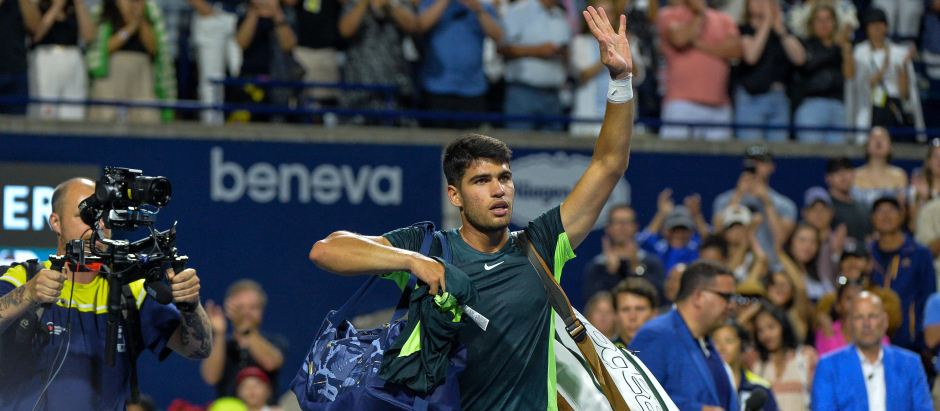 Toronto (Canada), 11/08/2023.- Carlos Alcaraz of Spain waves to the public after losing the men's quarter-final match against Tommy Paul of the US at the 2023 National Bank Open tennis tournament in Toronto, Canada, 11 August 2023. (Tenis, España) EFE/EPA/EDUARDO LIMA