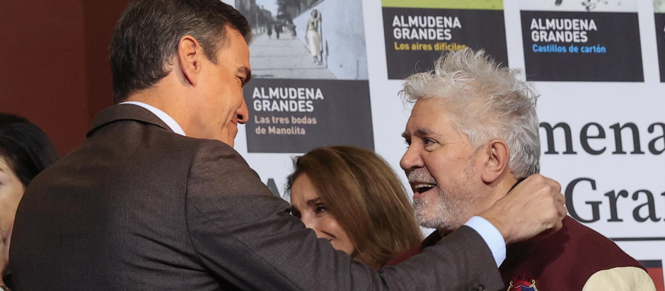 Pedro Sánchez, con Pedro Almodóvar en un homenaje a Almudena Grandes