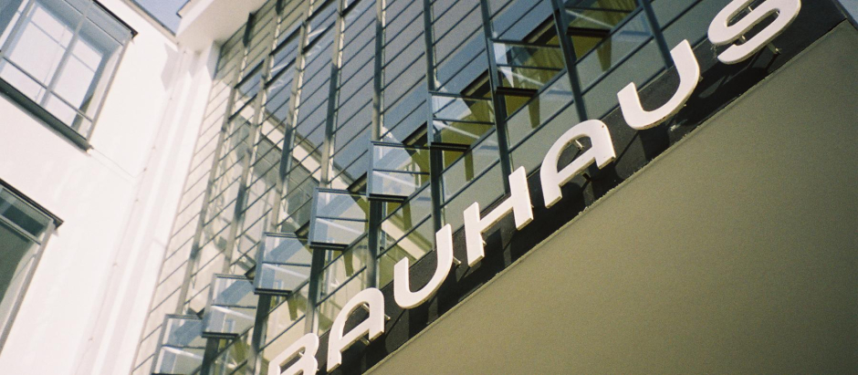 La entrada al bloque de talleres de la Bauhaus de Dessau, 2005