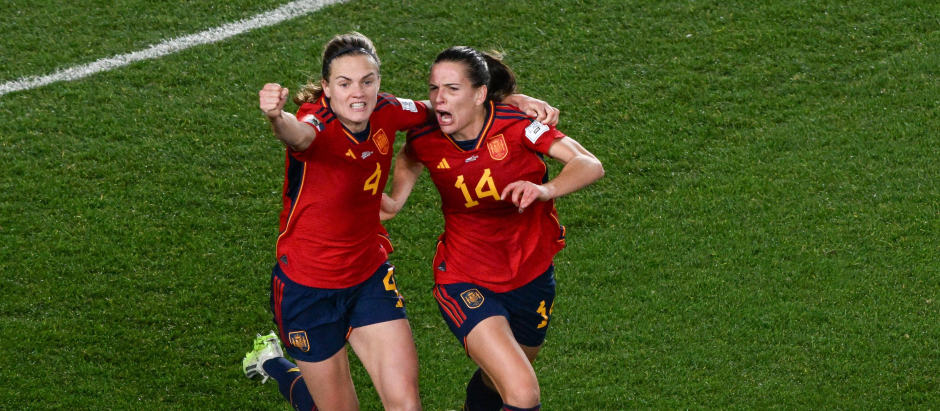 Irene Paredes y Laia Codina celebran el segundo gol de España
