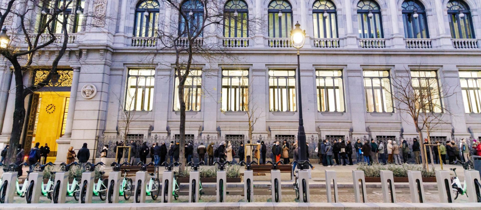 Decenas de personas hacían cola ya en febrero para contratar Letras del Tesoro, en el Banco de España.