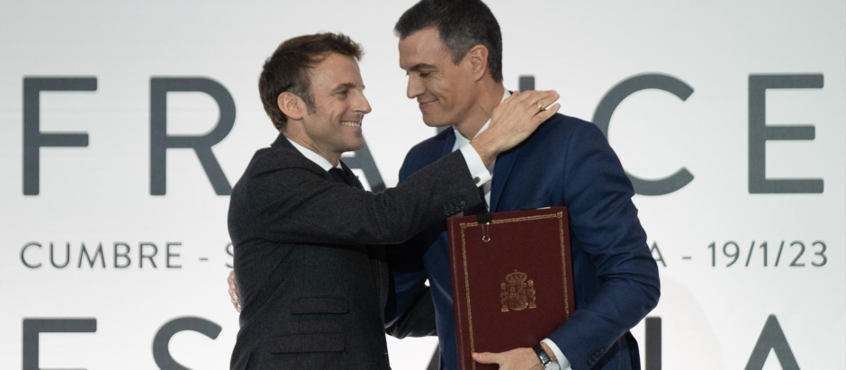 Pedro Sánchez y Emmanuel Macron, dos de los presidentes más endeudados de la UE.