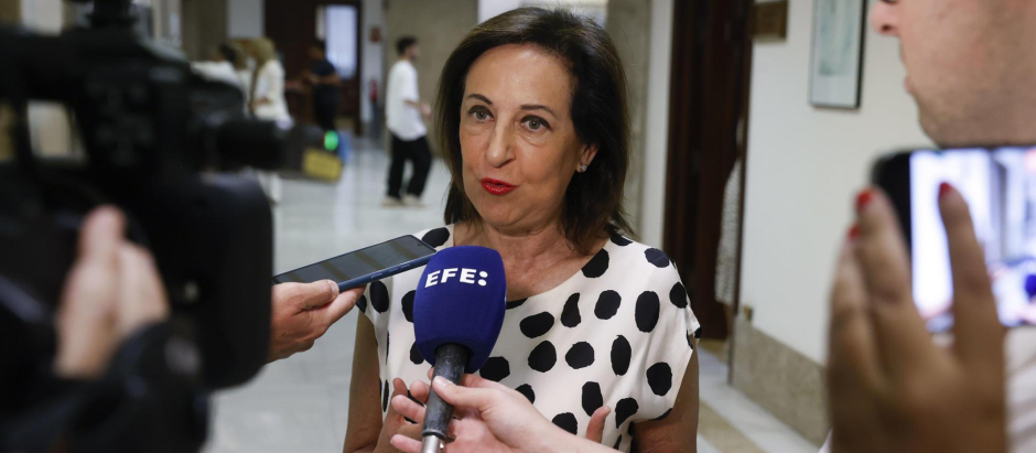 Margarita Robles atiende a los medios en los pasillos del Congreso de los Diputados
