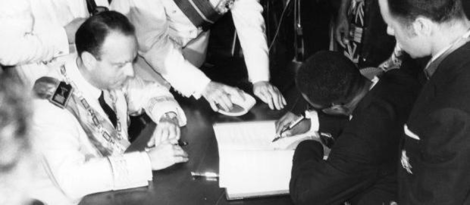 Manuel Fraga y Macías Nguema firmando el Acta de Independencia de Guinea Ecuatorial