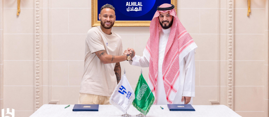 Neymar, durante la firma de su contrato con el Al-Hilal