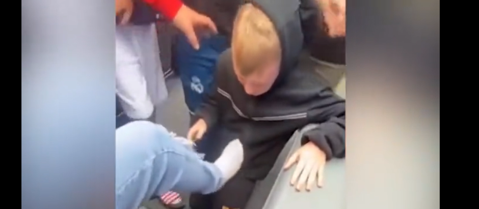 Momento de la agresión de un grupo de inmigrantes a un adolescente belga