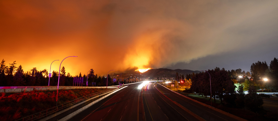Vista de uno de los incendios que asola la Columbia Británica, en Canadá, esta semana