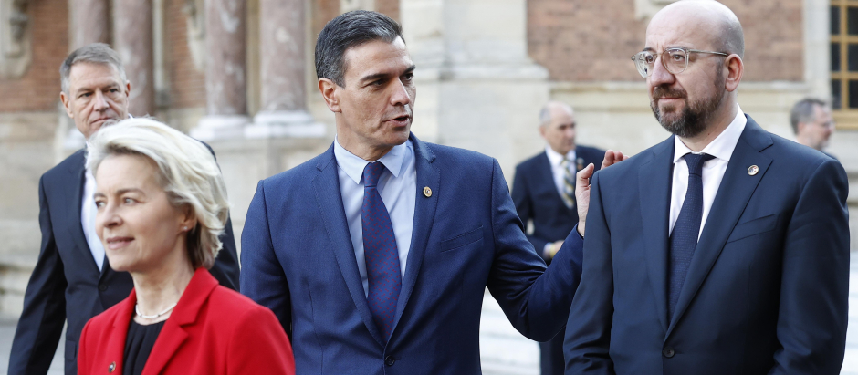 Ursula von der Leyen, Pedro Sánchez y Charles Michel, en París