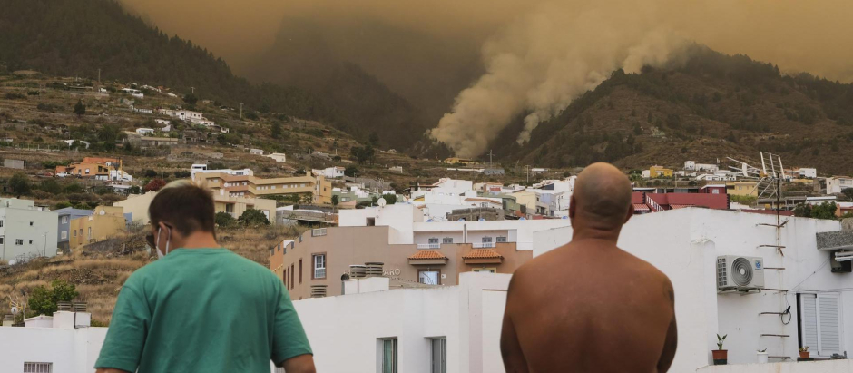Dos vecinos de Arafo (Tenerife) observan el avance del incendio esta semana