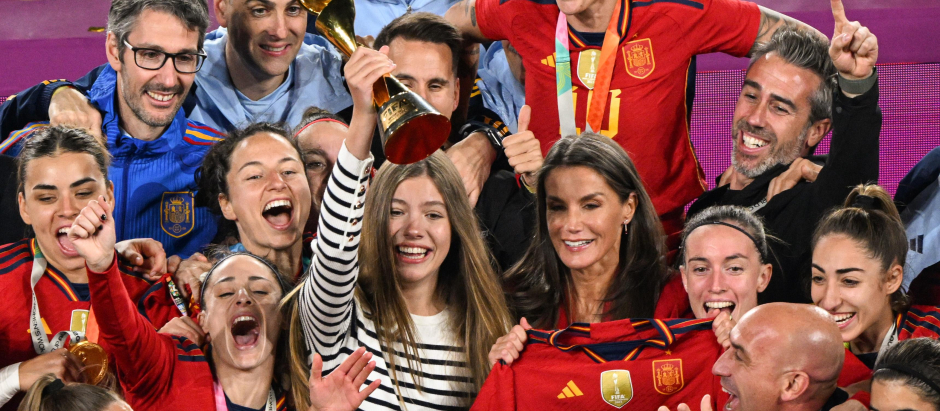 La Reina Letizia y la Infanta Sofía celebran el triunfo de la Selección