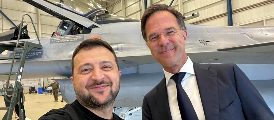 Zelenski y Rutte sonríen junto al F-16