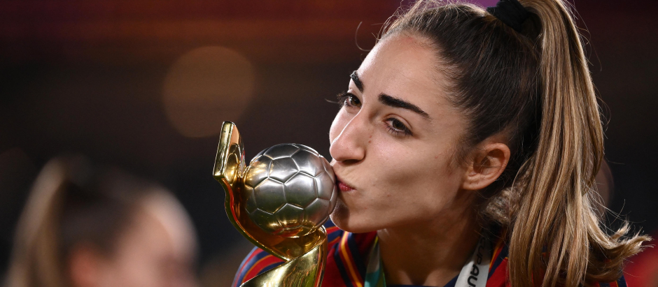 Olga Carmona, beso a la Copa del mundo y dedicatoria a su padre fallecido horas antes