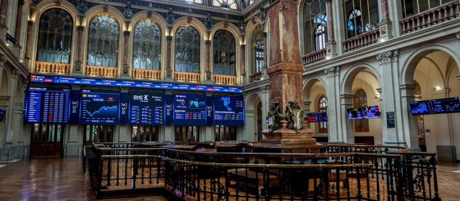 Paneles muestran los índices bursátiles en el interior del Palacio de la Bolsa.