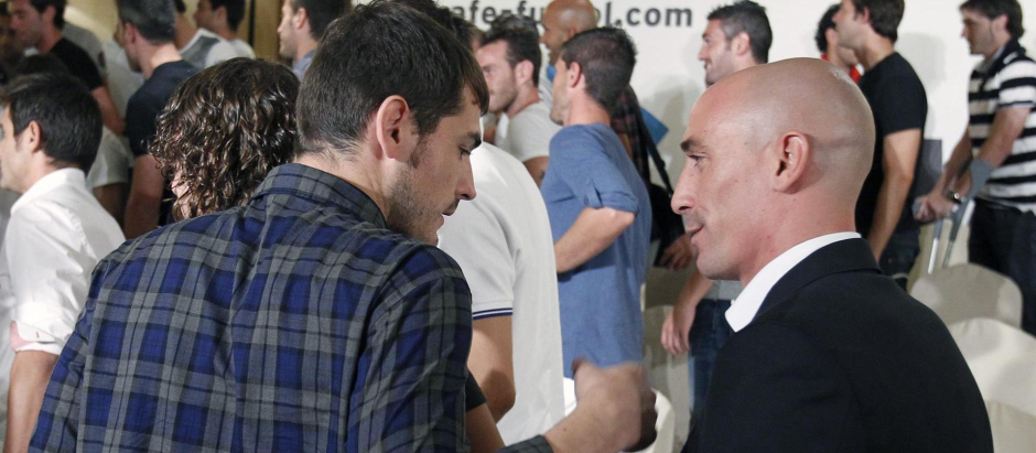 Iker Casillas y Luis Rubiales, en una imagen de 2011, cuando Rubiales presidía la AFE