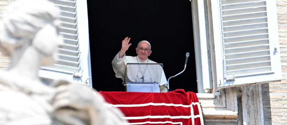 El Papa Francisco saluda a los fieles congregados en la plaza de San Pedro durante el tradicional rezo del ángelus