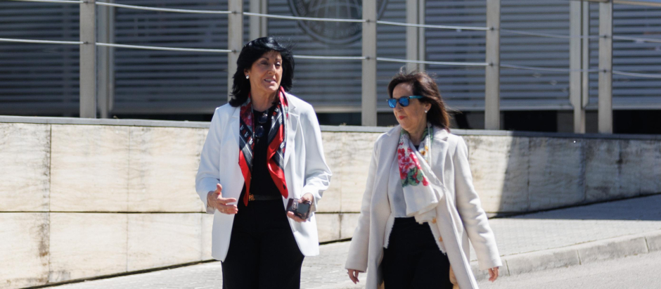 La directora del CNI, Esperanza Casteleiro, junto a Margarita Robles, ministra de Defensa