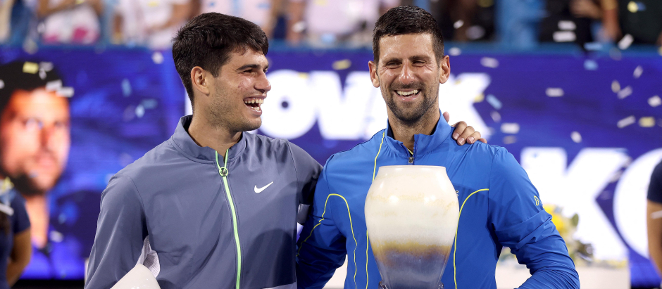 Carlos Alcaraz y Novak Djokovic, en la ceremonia de trofeos de Cincinnati