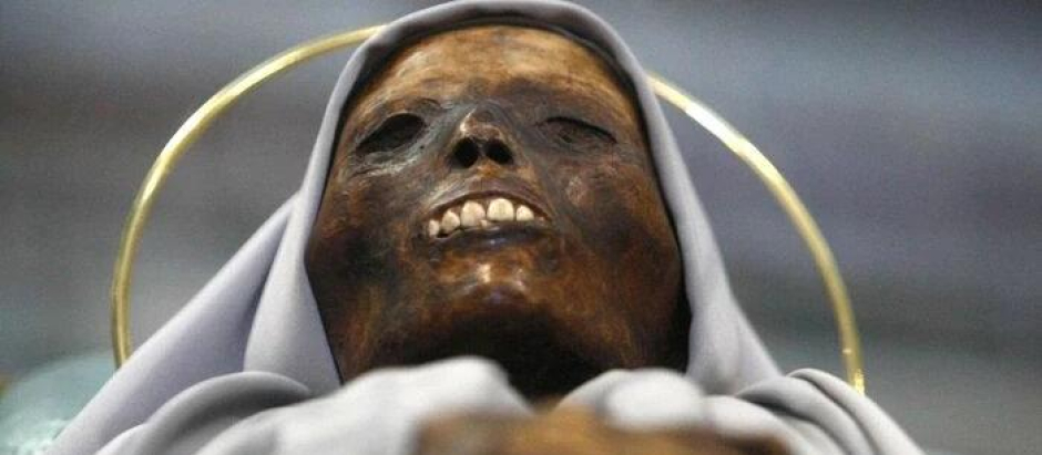 zzzzinte1The mummified body of Santa Rosa is displayed in her shrine during a visit by Pope Benedict XVI in  Viterbo on September 6,2009. AFP Photo/ POOL/ Pier Paolo Citozzzz