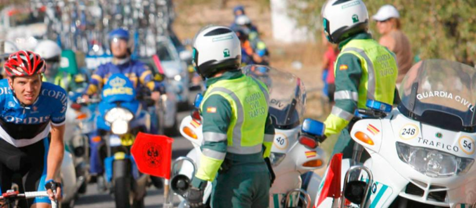 Varios agentes de la Benemérita velan por la seguridad de La Vuelta