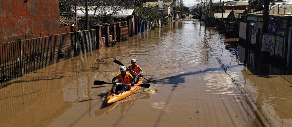 Un equipo de rescate recorre en kayak una calle inundada en Santa Cruz, Chile