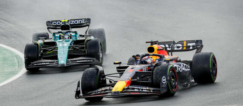 Verstappen, en primer plano, con Fernando Alonso detrás bajo la lluvia en Países bajos