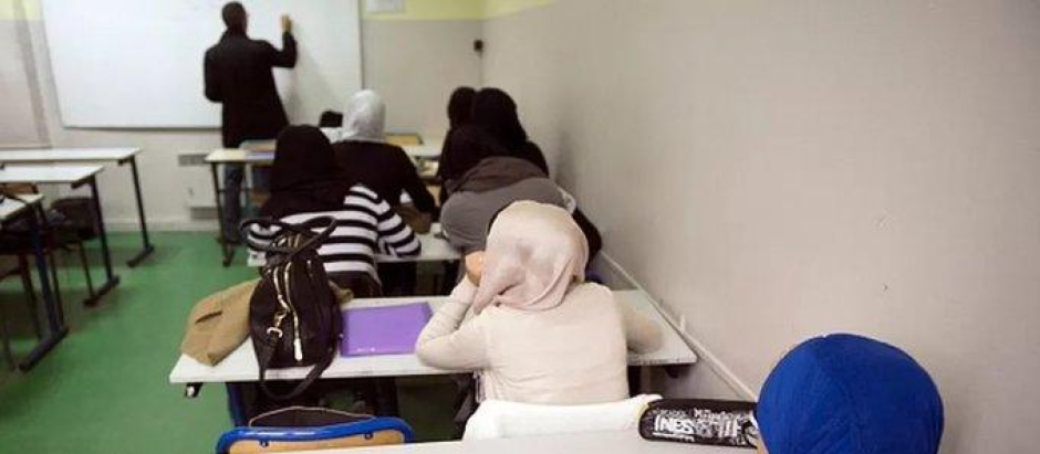 Alumnas usando abaya en una aula de clases en Francia