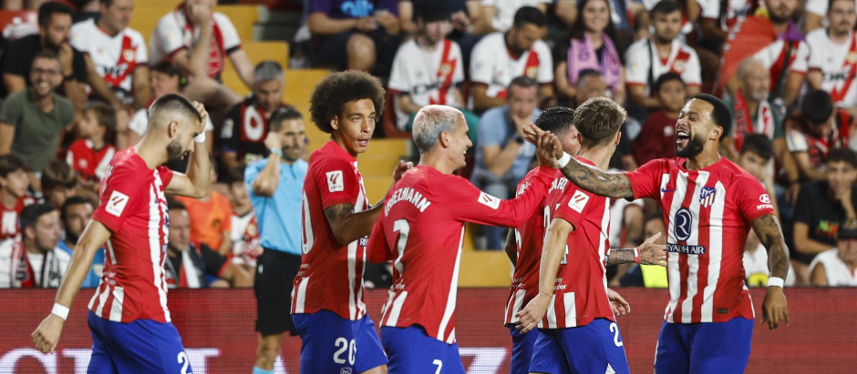 Antoine Griezmann celebra con sus compañeros el primer gol del partido ante el Rayo