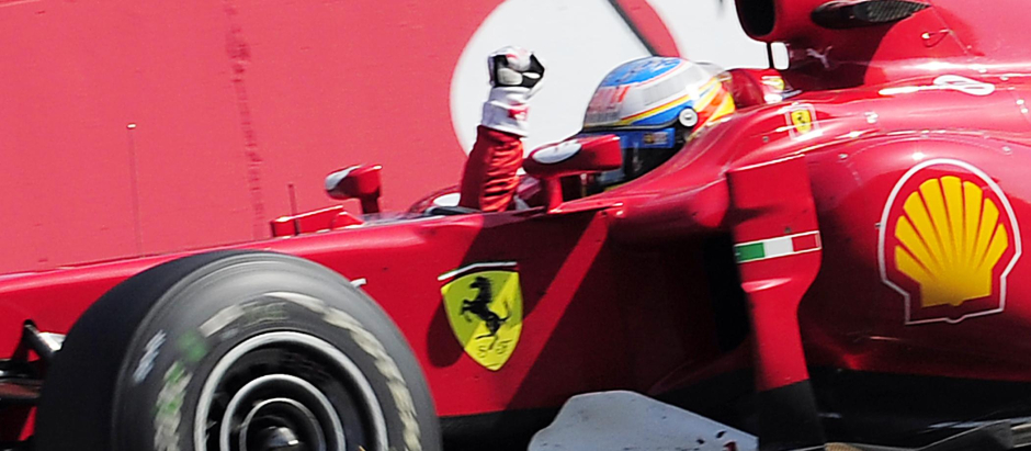 Fernando Alonso celebra su victoria el Gran Premio de Italia de 2010