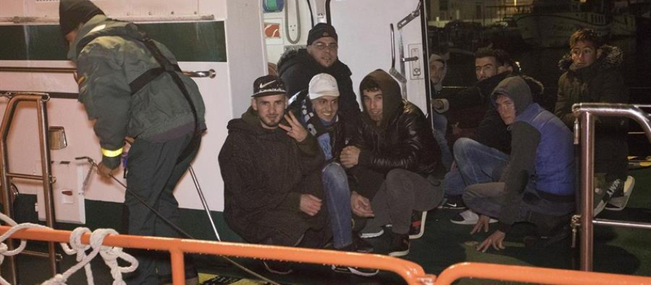 Varios inmigrantes ilegales magrebíes, a bordo de una patrullera de la Guardia Civil