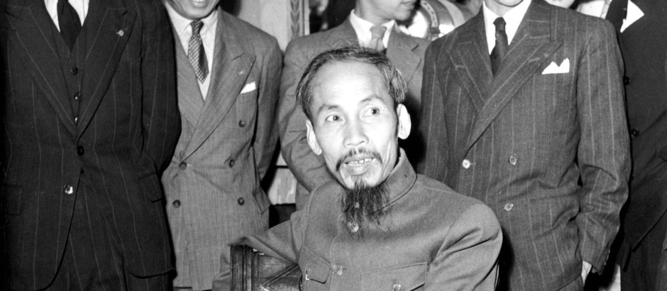 Ho Chi Minh (1890-1969) Presidente del Gobierno Revolucionario Indochino Con Pham Vong Dand el 22 de junio de 1946 en París