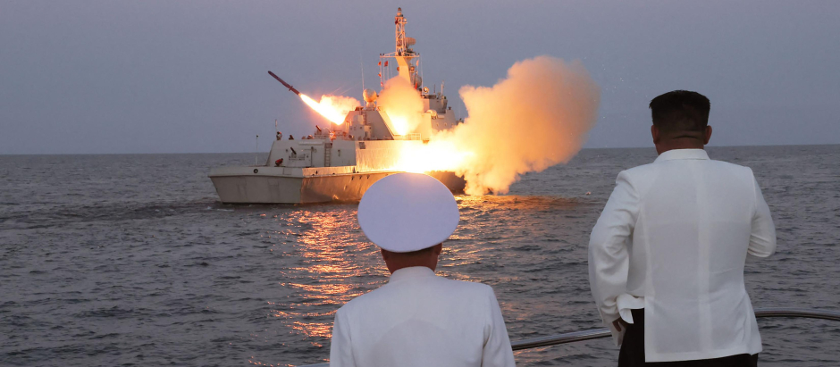 Kim Jong Un, observa el lanzamiento de un misil de crucero estratégico en el mar del Japón