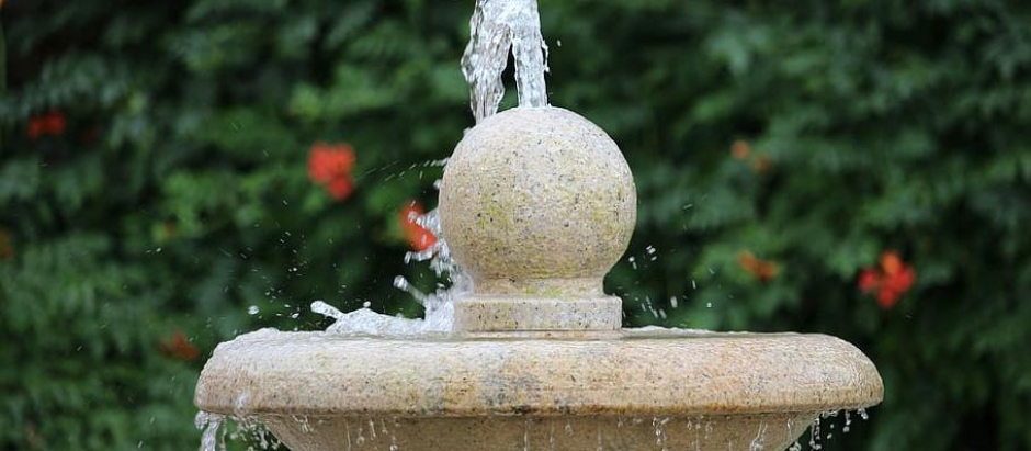 Fuente de agua en un jardín