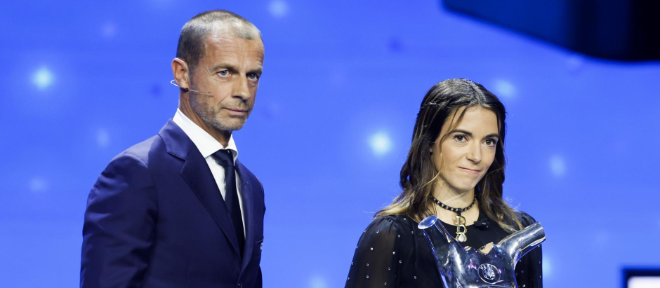 Aitana Bonmatí, junto al presidente de la UEFA, Aleksander Ceferin