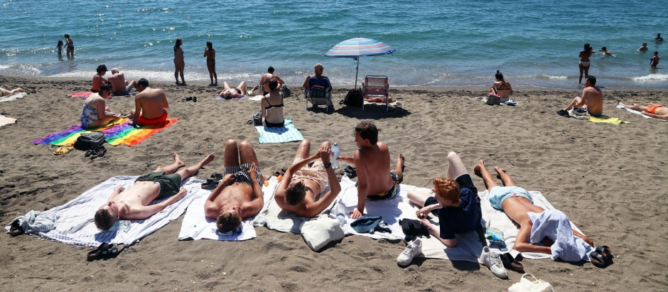 Turistas disfrutan de un día en la playa de La Malagueta.