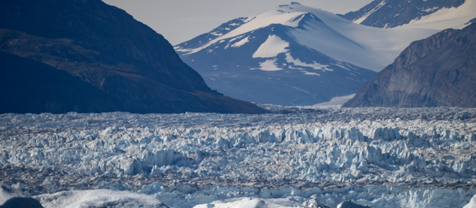 Icebergs liberados por uno de los glaciares más grandes de Groenlandia