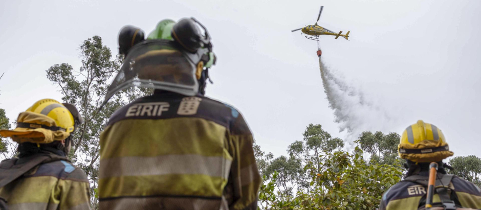 Los equipos de EIRIF observan como los medios aéreos realizan descargas de aguan en la zona de La Hornaca en el municipio del Rosario
