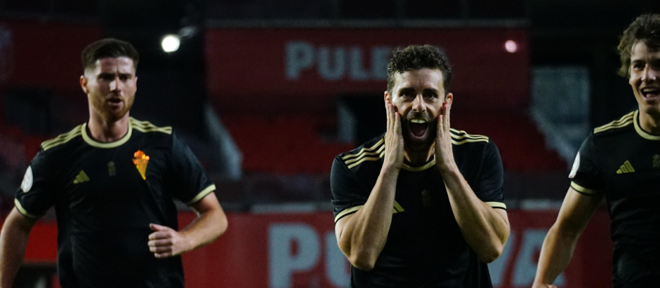 Rodri Ríos celebra su primer gol con el Real Murcia en liga