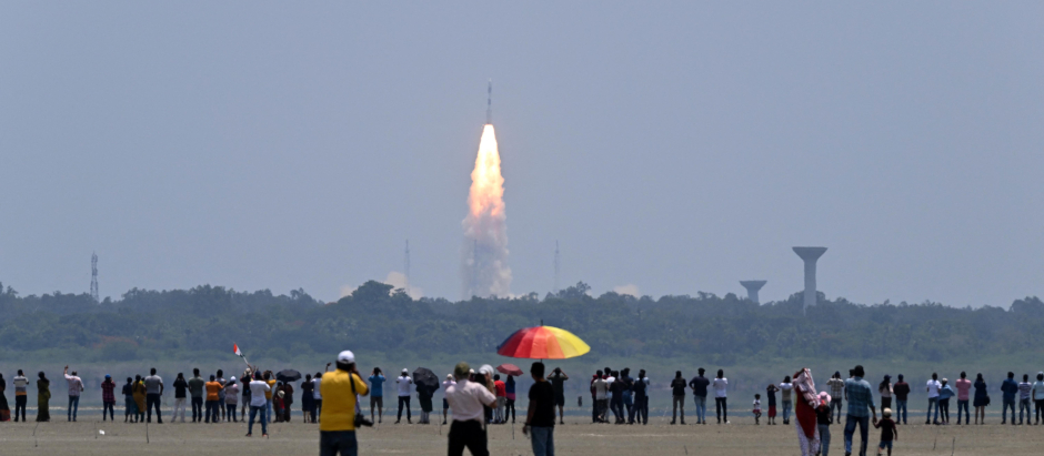 Varias personas observan cómo el cohete PSLV XL que transporta la nave espacial Aditya-L1